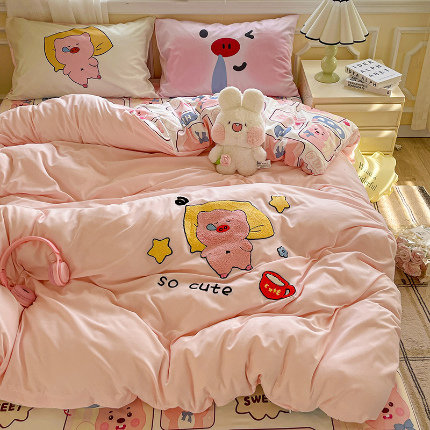 91家纺网 家纺一手货源 找家纺 一霖家纺 2025新款高克重云朵棉数码印花＋毛巾绣四件套 贪睡小猪