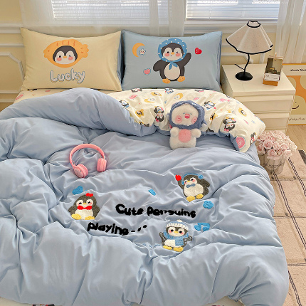 91家纺网 家纺一手货源 找家纺 一霖家纺 2025新款高克重云朵棉数码印花＋毛巾绣四件套 音乐企鹅