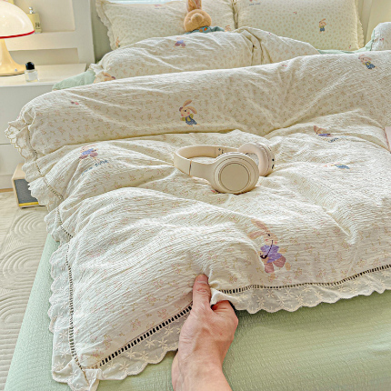 91家纺网 家纺一手货源 找家纺 （总）金梦拉家纺 2025新款提花纱布皱皱纱四件套（全棉镂空花边款）