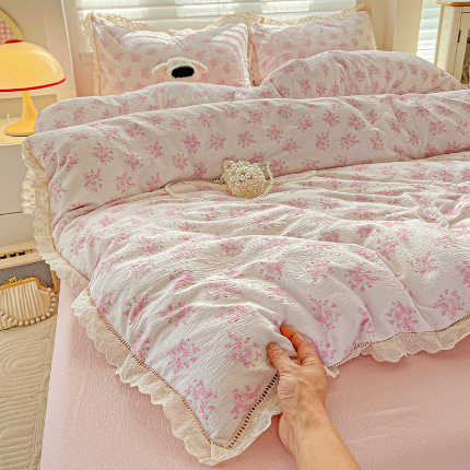 91家纺网 家纺一手货源 找家纺 （总）金梦拉家纺 2025新款提花纱布皱皱纱四件套（全棉镂空花边款）