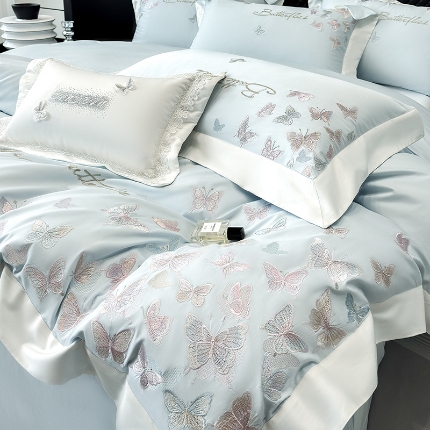 91家纺网 家纺一手货源 找家纺 春夏新品50*50S贡缎长绒棉刺绣四件套纯棉床单床笠高档礼盒装 蒂芙尼蓝-蝶影纷飞-贡缎长绒棉