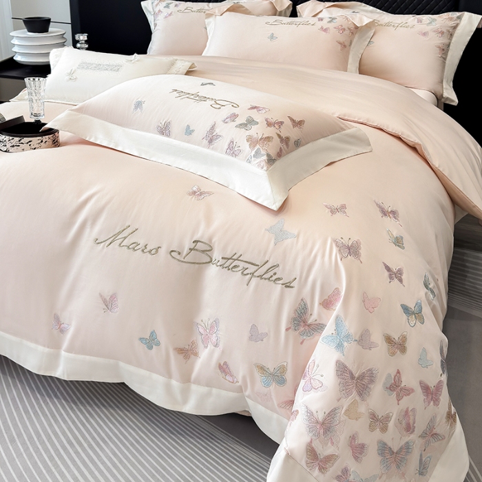 91家纺网 家纺一手货源 找家纺 春夏新品50*50S贡缎长绒棉刺绣四件套纯棉床单床笠高档礼盒装 桃花粉-蝶影纷飞-贡缎长绒棉