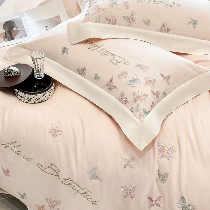 91家纺网 家纺一手货源 找家纺 春夏新品50*50S贡缎长绒棉刺绣四件套纯棉床单床笠高档礼盒装 桃花粉-蝶影纷飞-贡缎长绒棉