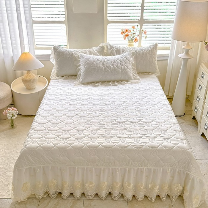 91家纺网 家纺一手货源 找家纺 漫布云家纺2026春夏韩版法式公主风水洗棉床盖款多功能被套 夏被床盖四件套多功能二合一水洗棉夹泡泡棉小竺棉棉床裙款 香榭丽-奶昔白