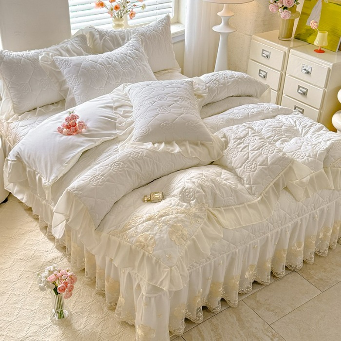 91家纺网 家纺一手货源 找家纺 漫布云家纺2026春夏韩版法式公主风水洗棉床盖款多功能被套 夏被床盖四件套多功能二合一水洗棉夹泡泡棉小竺棉棉床裙款 香榭丽-奶昔白