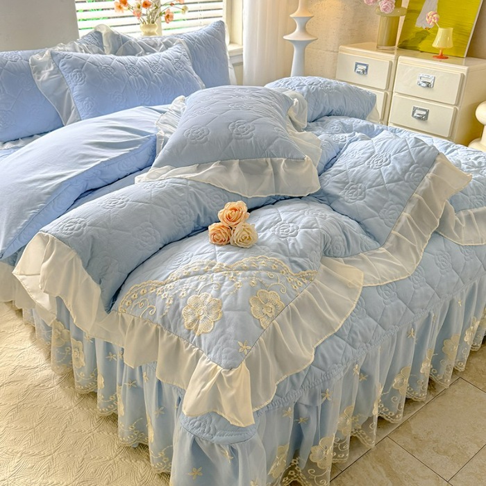 91家纺网 家纺一手货源 找家纺 漫布云家纺2026春夏韩版法式公主风水洗棉床盖款多功能被套 夏被床盖四件套多功能二合一水洗棉夹泡泡棉小竺棉棉床裙款 香榭丽-婴儿蓝 