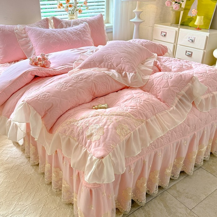 91家纺网 家纺一手货源 找家纺 漫布云家纺2026春夏韩版法式公主风水洗棉床盖款多功能被套 夏被床盖四件套多功能二合一水洗棉夹泡泡棉小竺棉棉床裙款 香榭丽-樱花粉