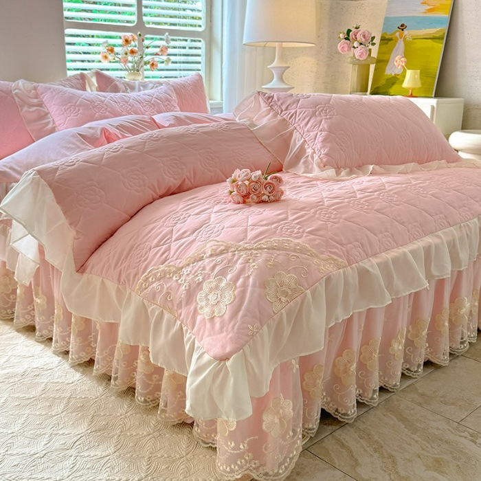 91家纺网 家纺一手货源 找家纺 漫布云家纺2026春夏韩版法式公主风水洗棉床盖款多功能被套 夏被床盖四件套多功能二合一水洗棉夹泡泡棉小竺棉棉床裙款 香榭丽-樱花粉