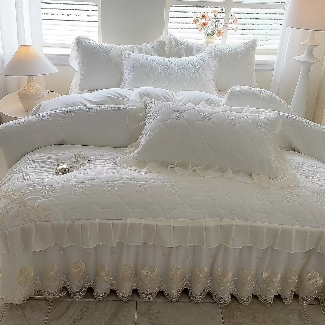 91家纺网 家纺一手货源 找家纺 漫布云家纺2026春夏韩版法式公主风水洗棉床盖款多功能被套 夏被床盖四件套多功能二合一水洗棉夹泡泡棉小竺棉棉床裙款 香榭丽-奶昔白