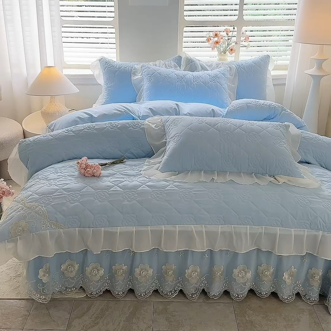 91家纺网 家纺一手货源 找家纺 漫布云家纺2026春夏韩版法式公主风水洗棉床盖款多功能被套 夏被床盖四件套多功能二合一水洗棉夹泡泡棉小竺棉棉床裙款 香榭丽-婴儿蓝 