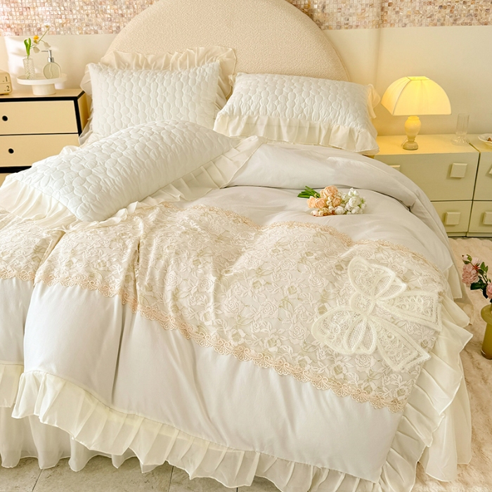 91家纺网 家纺一手货源 找家纺 苏米娜2025韩版法式公主风水洗棉立体花绣花床盖款四件套蕾丝床盖款夏被四件套  法派甜心-奶昔白  