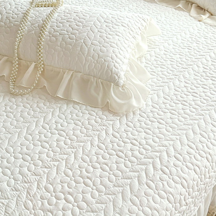 91家纺网 家纺一手货源 找家纺 苏米娜2025韩版法式公主风水洗棉立体花绣花床盖款四件套蕾丝床盖款夏被四件套   玛奇朵—奶昔白