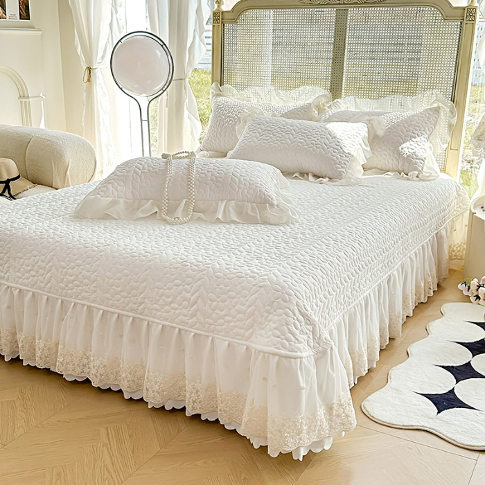 91家纺网 家纺一手货源 找家纺 苏米娜2025韩版法式公主风水洗棉立体花绣花床盖款四件套蕾丝床盖款夏被四件套   玛奇朵—奶昔白