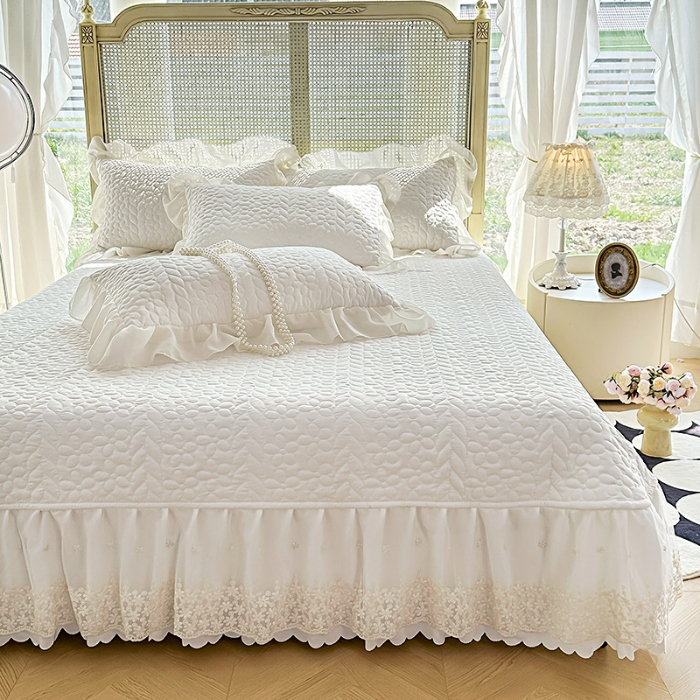 91家纺网 家纺一手货源 找家纺 苏米娜2025韩版法式公主风水洗棉立体花绣花床盖款四件套蕾丝床盖款夏被四件套   玛奇朵—奶昔白