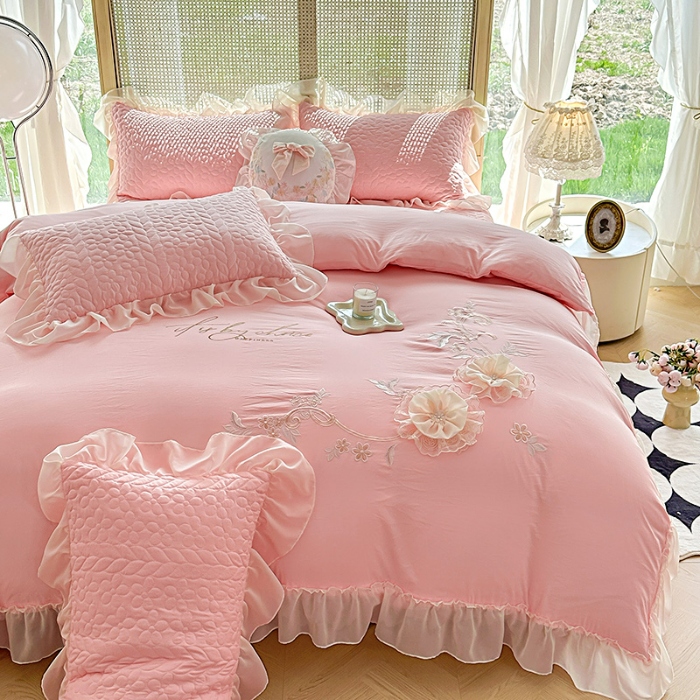 91家纺网 家纺一手货源 找家纺 苏米娜2025韩版法式公主风水洗棉立体花绣花床盖款四件套蕾丝床盖款夏被四件套 玛奇朵—樱花粉