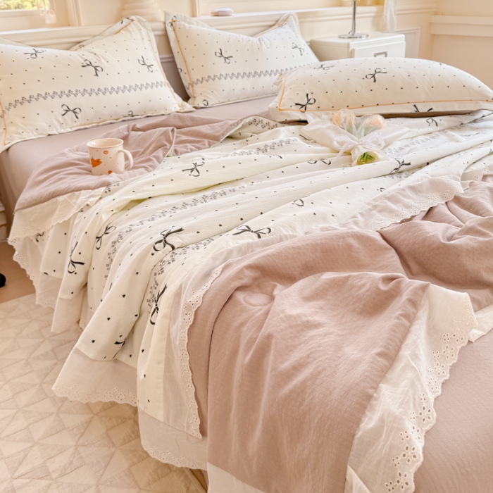 91家纺网 家纺一手货源 找家纺 （总）【苏东来】2025小清新韩版印花蕾丝花边皱皱棉工艺款拼接单夏被四件套韩式赫本碎花荷叶边夏凉被子空调被双人春秋被可水洗