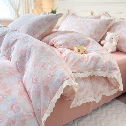 91家纺网 家纺一手货源 找家纺 （总）【苏东来】2025韩版蕾丝花边纯棉全棉双层纱四件套全棉纯棉小碎花印花四件套法式赫本公主风韩系皱皱纱花边四件套针织棉四件套件