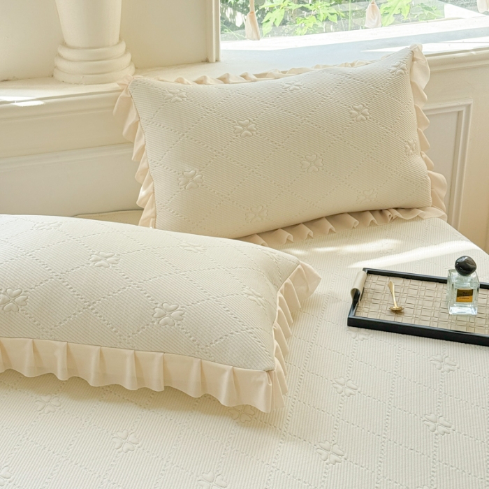 91家纺网 家纺一手货源 找家纺 漫布云 2025新款凉豆豆PE凉感丝花边床裙款冰豆豆凉席床盖三件套 四叶草-奶白 