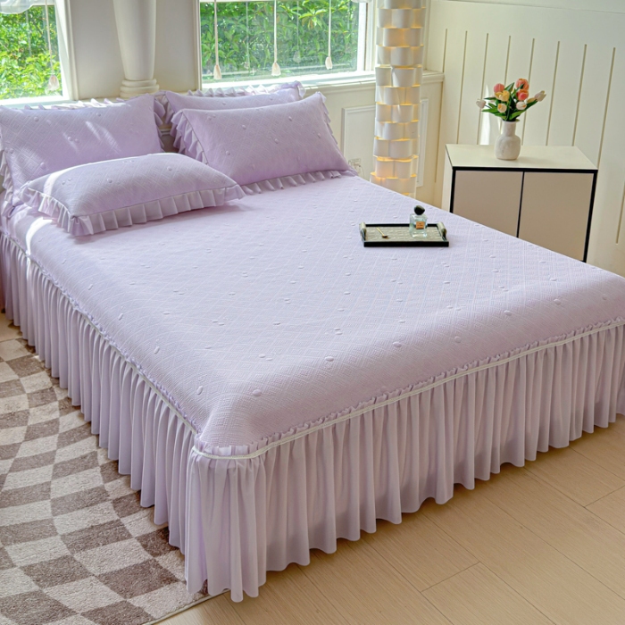 91家纺网 家纺一手货源 找家纺 漫布云 2025新款凉豆豆PE凉感丝花边床裙款冰豆豆凉席床盖三件套  樱桃-梦幻紫