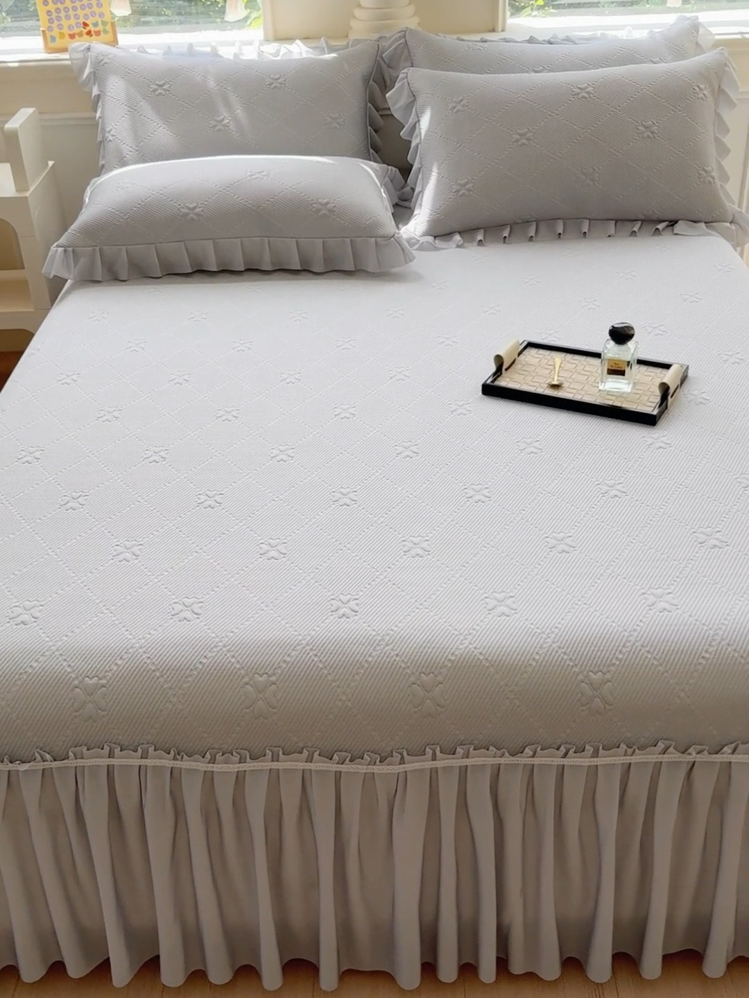 91家纺网 家纺一手货源 找家纺 漫布云 2025新款凉豆豆PE凉感丝花边床裙款冰豆豆凉席床盖三件套  四叶草-浅灰 