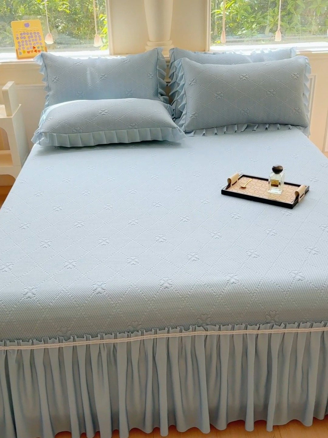 91家纺网 家纺一手货源 找家纺 漫布云 2025新款凉豆豆PE凉感丝花边床裙款冰豆豆凉席床盖三件套 四叶草-水蓝