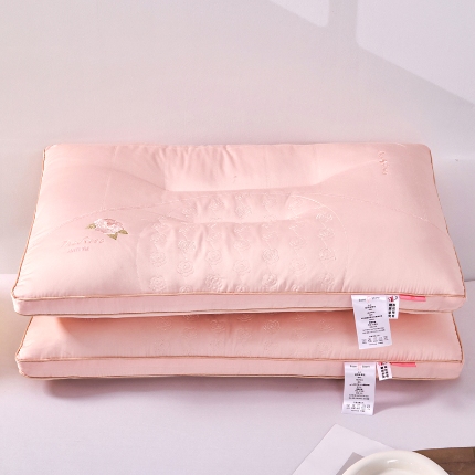 91家纺网 家纺一手货源 找家纺 兴丝露枕芯 玫瑰刺绣立体羽丝枕 羽丝绒枕芯 全棉护颈枕头 成人枕芯