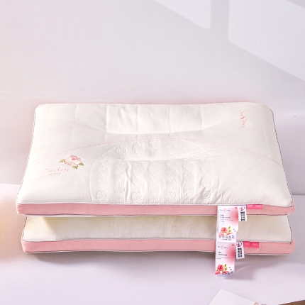 91家纺网 家纺一手货源 找家纺 兴丝露枕芯 玫瑰刺绣立体羽丝枕 羽丝绒枕芯 全棉护颈枕头 成人枕芯