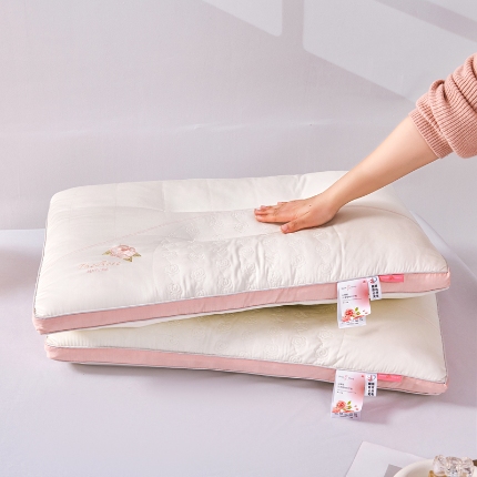 91家纺网 家纺一手货源 找家纺 兴丝露枕芯 玫瑰刺绣立体羽丝枕 羽丝绒枕芯 全棉护颈枕头 成人枕芯