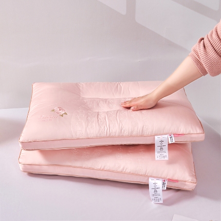 91家纺网 家纺一手货源 找家纺 兴丝露枕芯 玫瑰刺绣立体羽丝枕 羽丝绒枕芯 全棉护颈枕头 成人枕芯