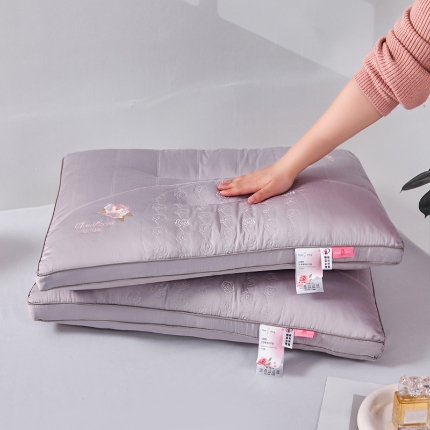 91家纺网 家纺一手货源 找家纺 兴丝露枕芯 玫瑰刺绣立体羽丝枕 羽丝绒枕芯 全棉护颈枕头 成人枕芯