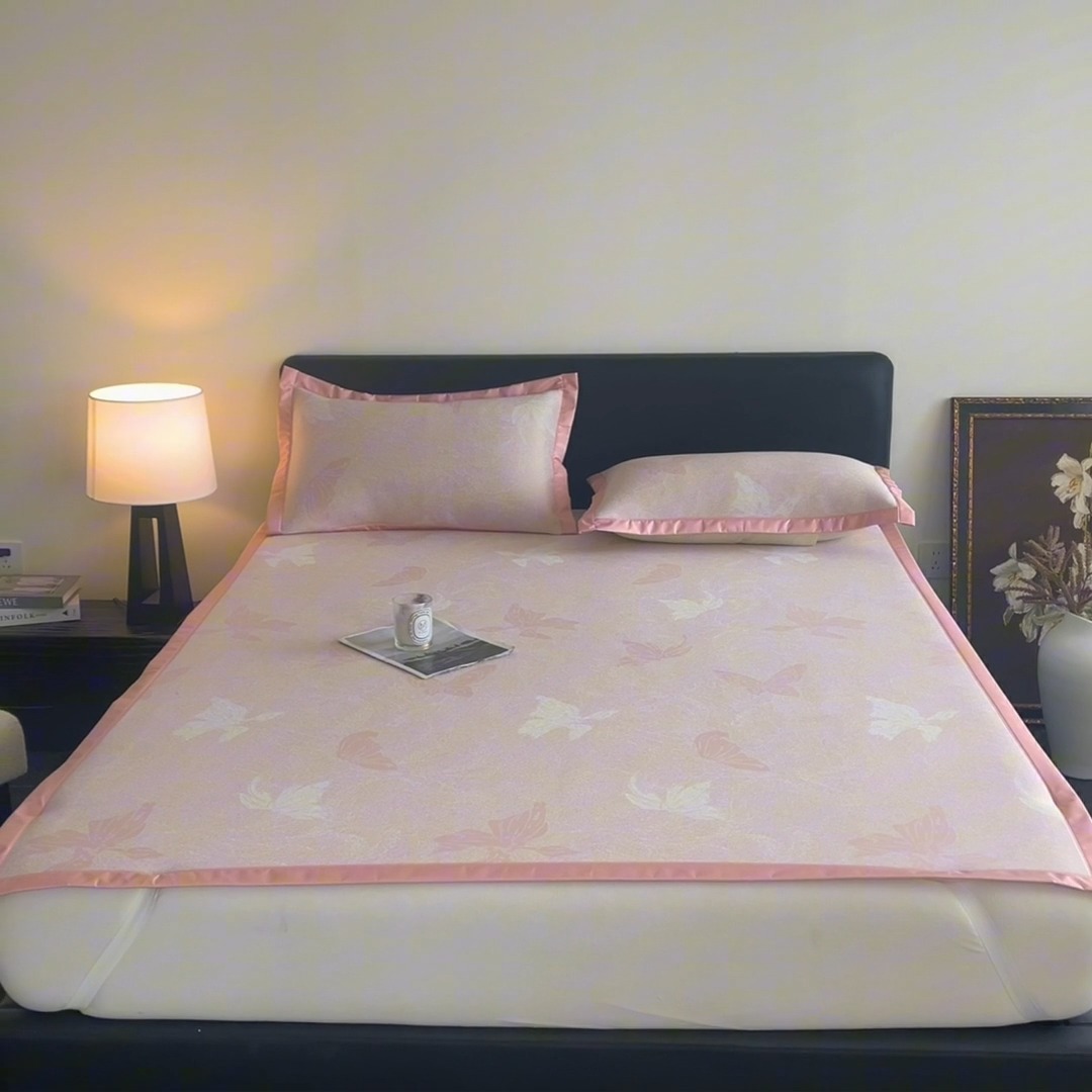 91家纺网 家纺一手货源 找家纺 （总）新方向 2025新款 专版花型 A类PE提花凉席养身席-翩翩起舞