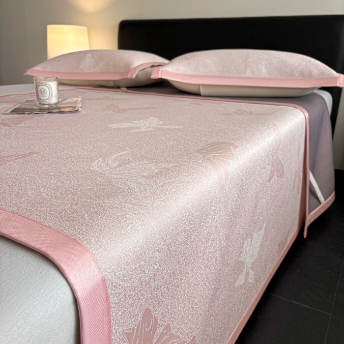 91家纺网 家纺一手货源 找家纺 （总）新方向 2025新款 专版花型 A类PE提花凉席养身席-翩翩起舞