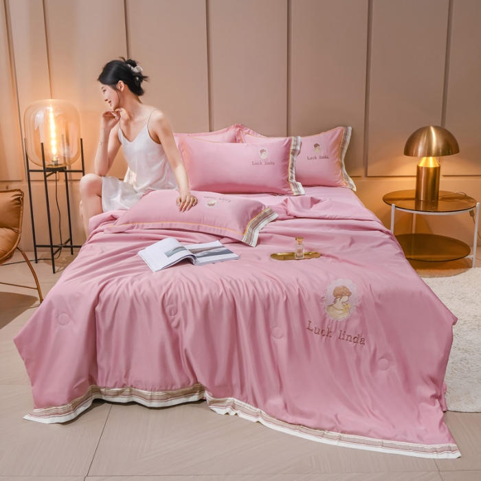 91家纺网 家纺一手货源 找家纺 （总）【苏东来】2025轻奢宽边居里夫人水洗真丝刺绣夏被四件套四件套纯色冰丝天丝刺绣夏凉被空调被双人春秋被