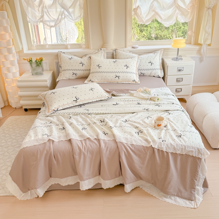 91家纺网 家纺一手货源 找家纺 （总）【苏东来】2025小清新韩版印花蕾丝花边皱皱棉工艺款拼接单夏被四件套韩式赫本碎花荷叶边夏凉被子空调被双人春秋被可水洗