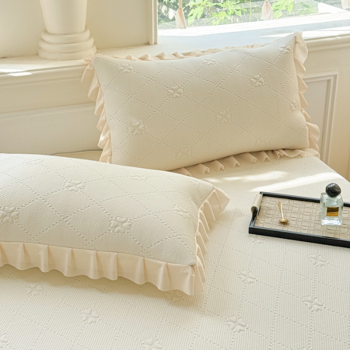 91家纺网 家纺一手货源 找家纺 苏米娜家纺2025春夏新款单凉席三件套PE中分子凉席床盖款三件套乙纶冰豆豆凉席三件套 四叶草-奶白