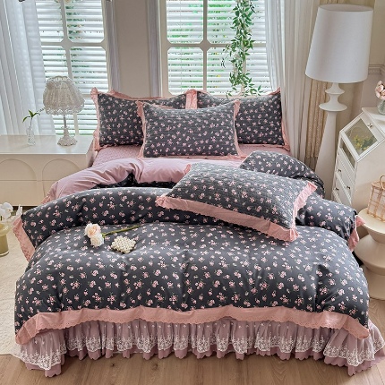 91家纺网 家纺一手货源 找家纺 苏米娜2025新款高克重11斤重直播热款双层蕾丝花边全消光牛奶绒印花床盖四件套单床盖床盖三件套 蓝夕 