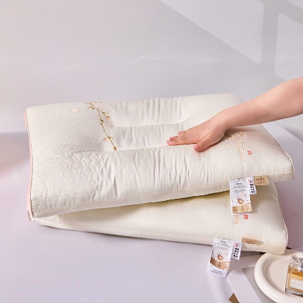 91家纺网 家纺一手货源 找家纺 兴丝露枕芯 蚕丝蛋白羽丝枕 刺绣羽丝绒枕头 羽丝枕头 护颈枕