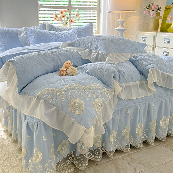 91家纺网 家纺一手货源 找家纺 苏米娜家纺2025春夏韩版法式公主风水洗棉床盖款四件套多功能被套 夏被床盖四件套多功能二合一水洗棉夹泡泡棉小竺棉棉床裙款四件套 香榭丽-婴儿蓝