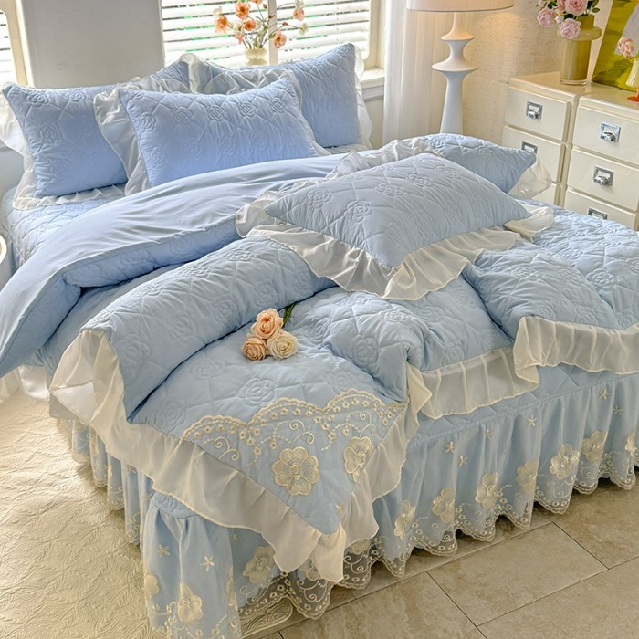 91家纺网 家纺一手货源 找家纺 苏米娜家纺2025春夏韩版法式公主风水洗棉床盖款四件套多功能被套 夏被床盖四件套多功能二合一水洗棉夹泡泡棉小竺棉棉床裙款四件套 香榭丽-婴儿蓝