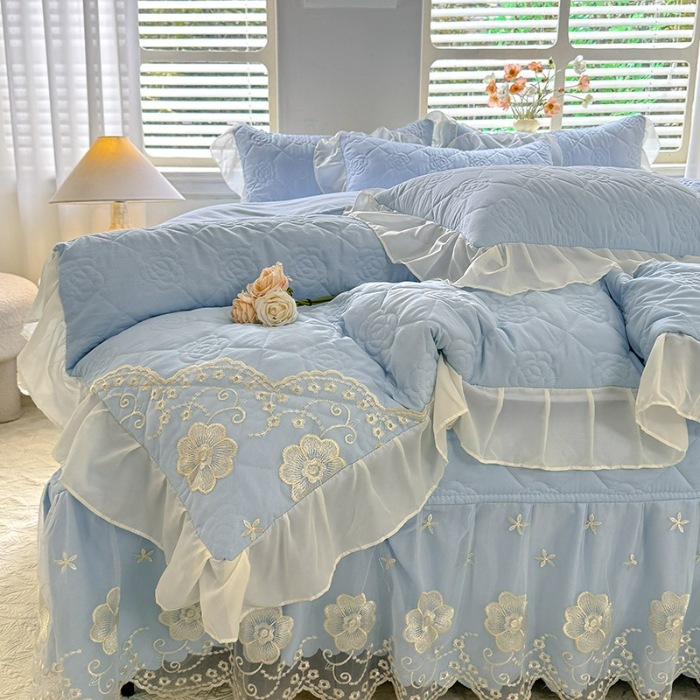 91家纺网 家纺一手货源 找家纺 苏米娜家纺2025春夏韩版法式公主风水洗棉床盖款四件套多功能被套 夏被床盖四件套多功能二合一水洗棉夹泡泡棉小竺棉棉床裙款四件套 香榭丽-婴儿蓝