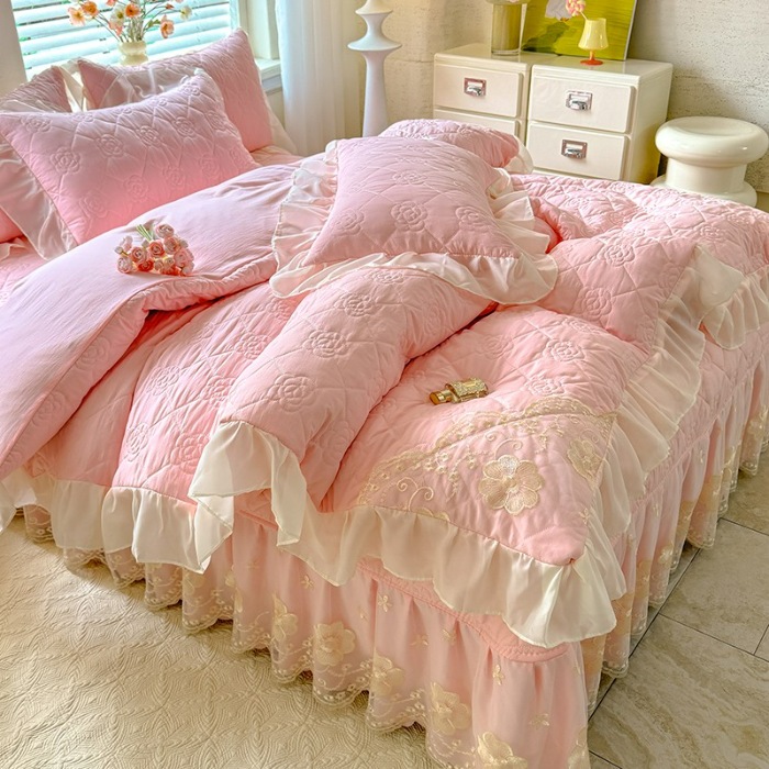 91家纺网 家纺一手货源 找家纺 苏米娜家纺2025春夏韩版法式公主风水洗棉床盖款四件套多功能被套 夏被床盖四件套多功能二合一水洗棉夹泡泡棉小竺棉棉床裙款四件套  香榭丽-樱花粉