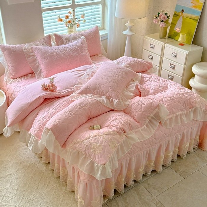 91家纺网 家纺一手货源 找家纺 苏米娜家纺2025春夏韩版法式公主风水洗棉床盖款四件套多功能被套 夏被床盖四件套多功能二合一水洗棉夹泡泡棉小竺棉棉床裙款四件套  香榭丽-樱花粉