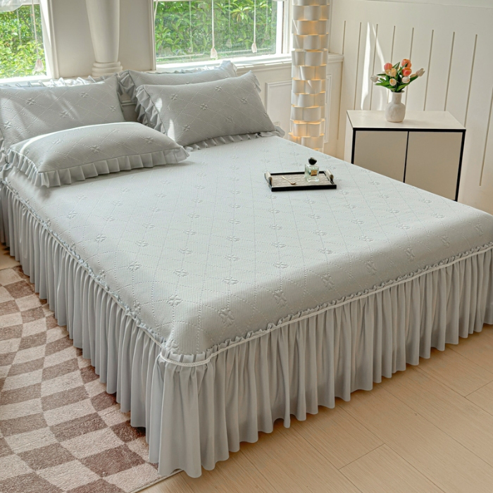 91家纺网 家纺一手货源 找家纺 漫布云 2025新款凉豆豆PE凉感丝花边床裙款冰豆豆凉席床盖三件套 四叶草-浅灰 