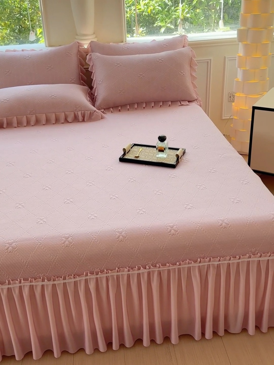 91家纺网 家纺一手货源 找家纺 漫布云 2025新款凉豆豆PE凉感丝花边床裙款冰豆豆凉席床盖三件套 四叶草-豆沙  