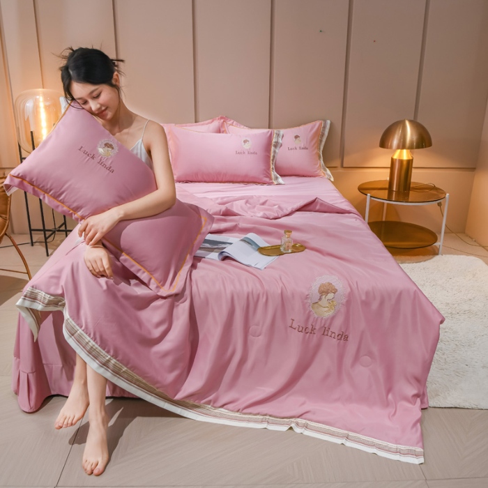 91家纺网 家纺一手货源 找家纺 （总）【苏东来】2025轻奢宽边居里夫人水洗真丝刺绣夏被四件套四件套纯色冰丝天丝刺绣夏凉被空调被双人春秋被