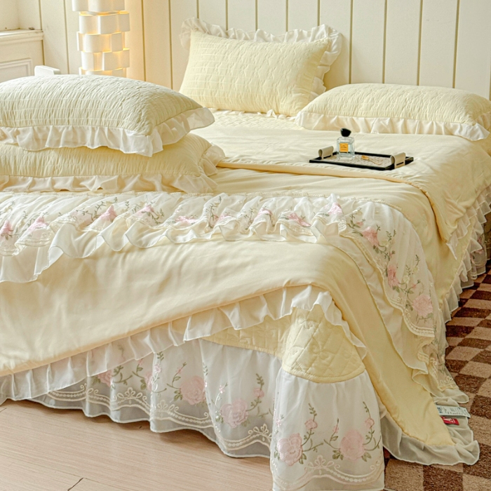 91家纺网 家纺一手货源 找家纺 苏米娜2025春夏韩版公主风水洗棉蕾丝床盖款夏被四件套法式蕾丝花边床裙款四件套  艾薇—嫩黄 