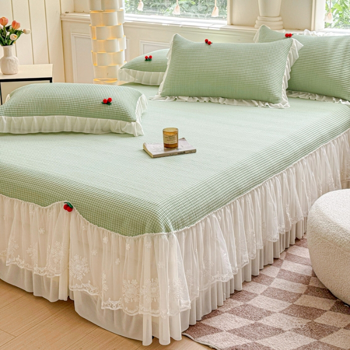 91家纺网 家纺一手货源 找家纺 漫布云2025新款PE高分子立体樱桃凉感丝花边床裙款冰豆豆凉席床盖三件套  可可-翡翠绿 