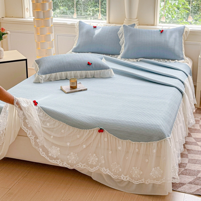 91家纺网 家纺一手货源 找家纺 漫布云2025新款PE高分子立体樱桃凉感丝花边床裙款冰豆豆凉席床盖三件套 可可-梦幻蓝 