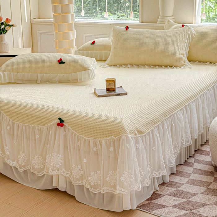 91家纺网 家纺一手货源 找家纺 漫布云2025新款PE高分子立体樱桃凉感丝花边床裙款冰豆豆凉席床盖三件套 可可-嫩黄 