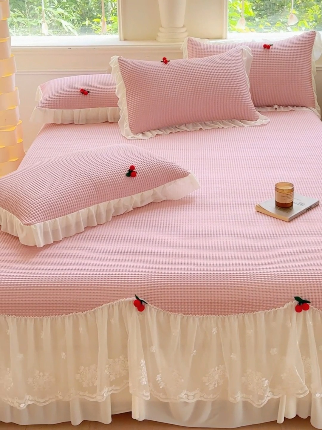 91家纺网 家纺一手货源 找家纺 漫布云2025新款PE高分子立体樱桃凉感丝花边床裙款冰豆豆凉席床盖三件套 可可-豆沙红